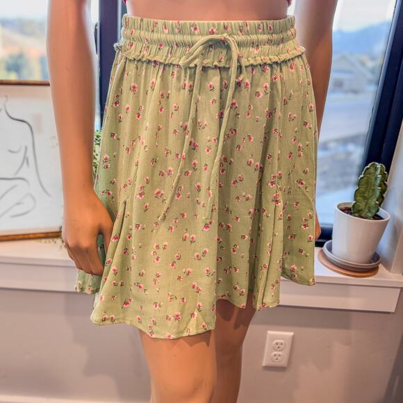 NWT - Anna Floral Flowy Tie Waist Flippy Mini Skirt by Francesca's-Women’s Small - Picture 1 of 8